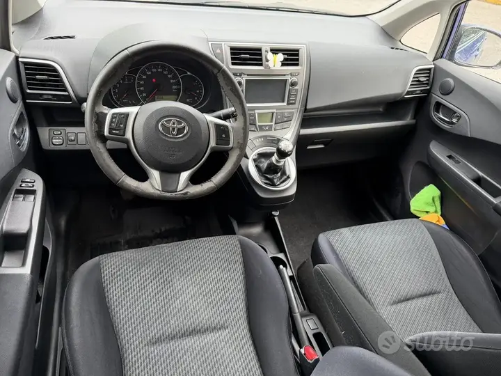 Toyota Verso-S 2011 photo 3