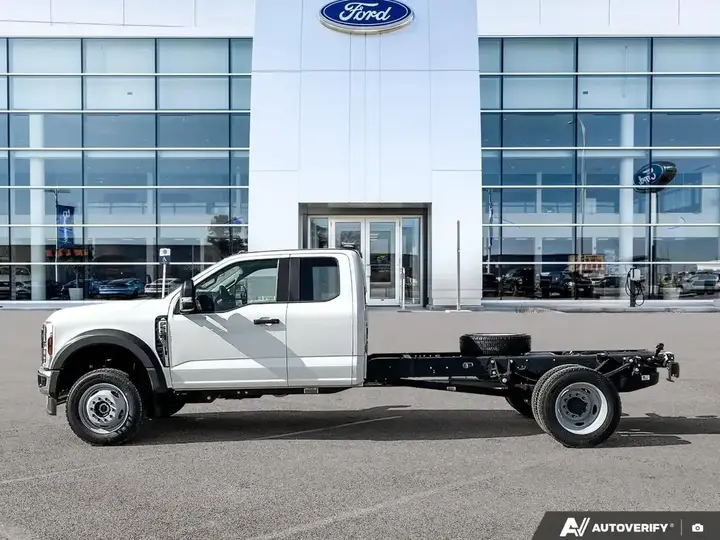 Ford F-550 Super Duty 2026 photo 3