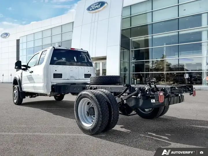Ford F-550 Super Duty 2026 photo 4