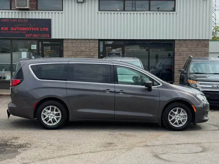 Chrysler Grand Caravan 2023 photo 4