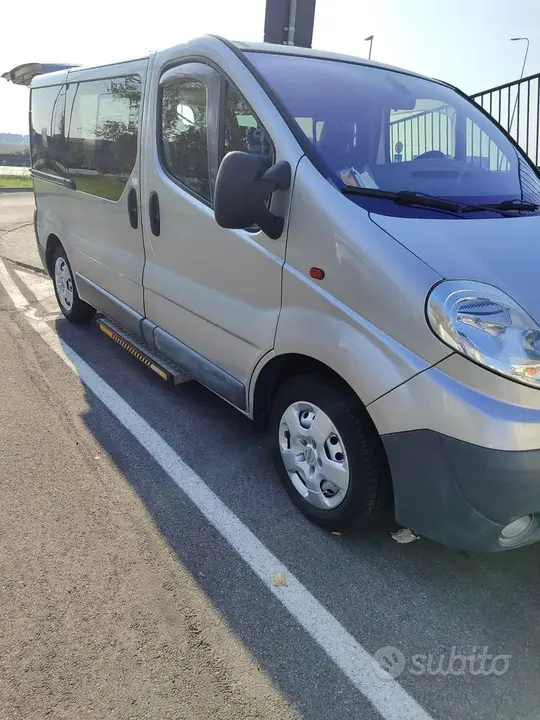 Opel Vivaro 2010 photo 2