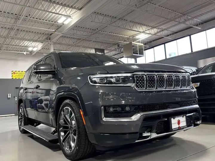Jeep Grand Wagoneer 2010 photo 2