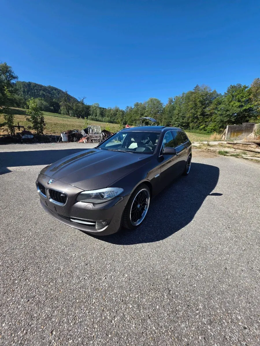 BMW 5 Series 2011 photo 2