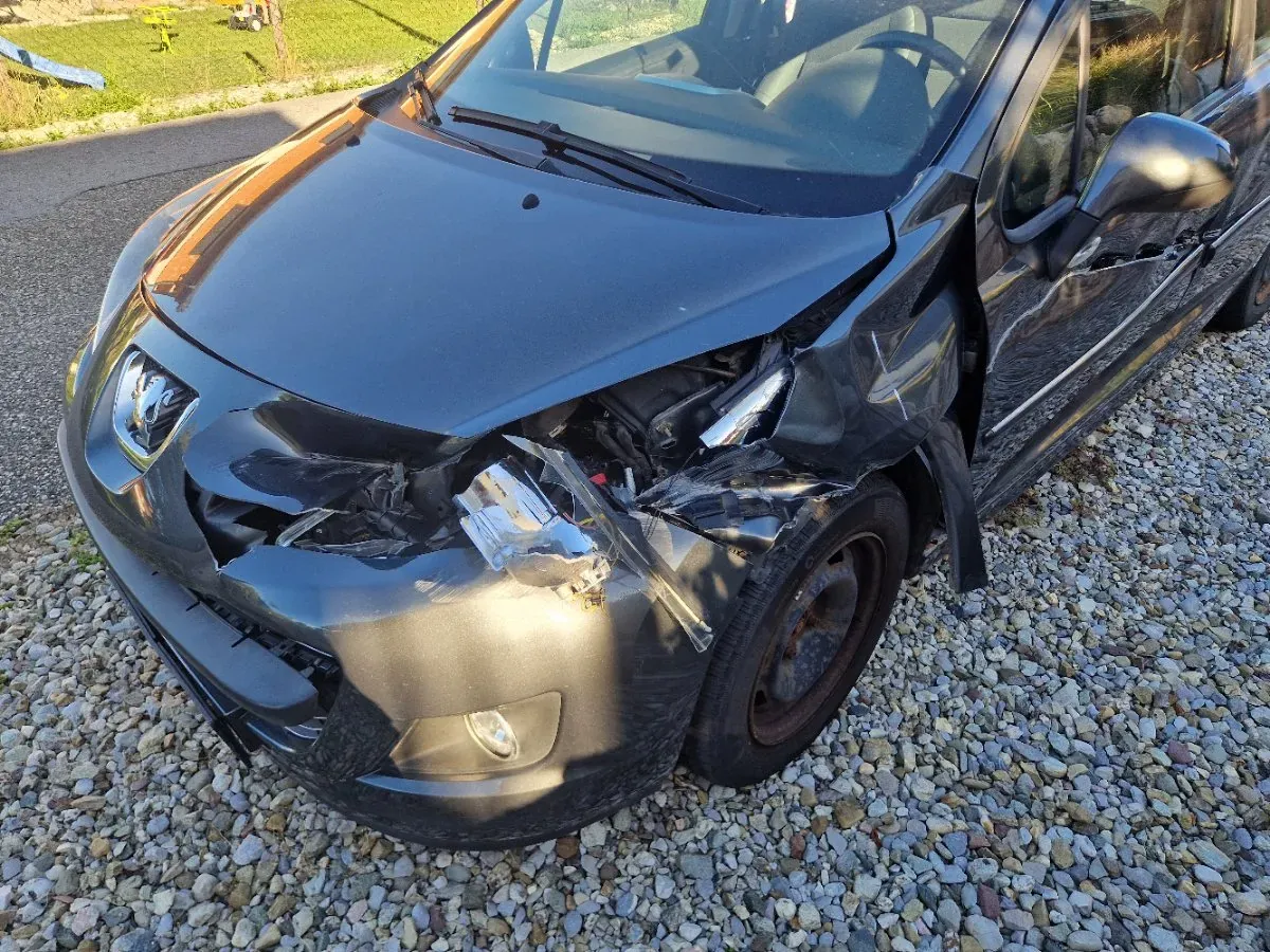 Peugeot 207 2012 photo 3