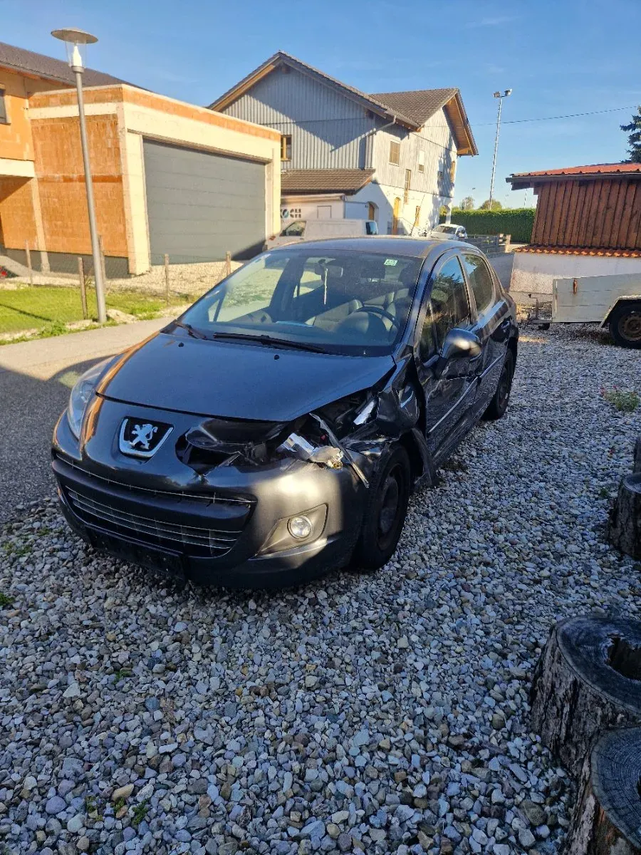 Peugeot 207 2012 photo 2