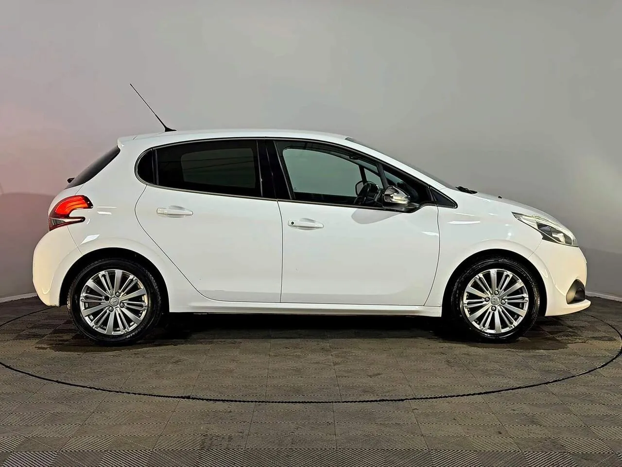 Peugeot 208 2017 photo 5