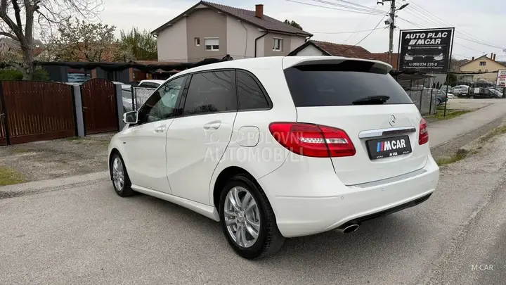 Mercedes-Benz B 200 2012 photo 4