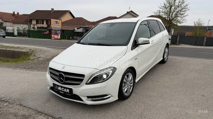 Mercedes-Benz B 200 2012 photo 2