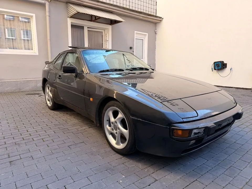 Porsche 944