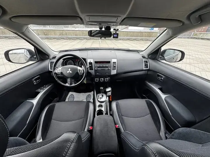 Mitsubishi Outlander 2010 photo 2