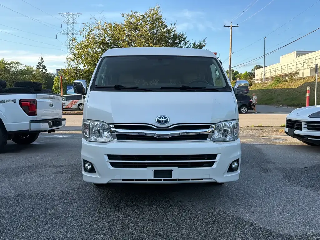 Toyota Hiace 2010 photo 2