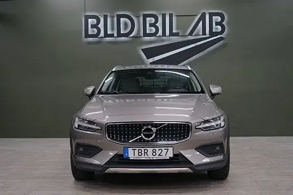 Volvo V60 Cross Country 2019 photo 2