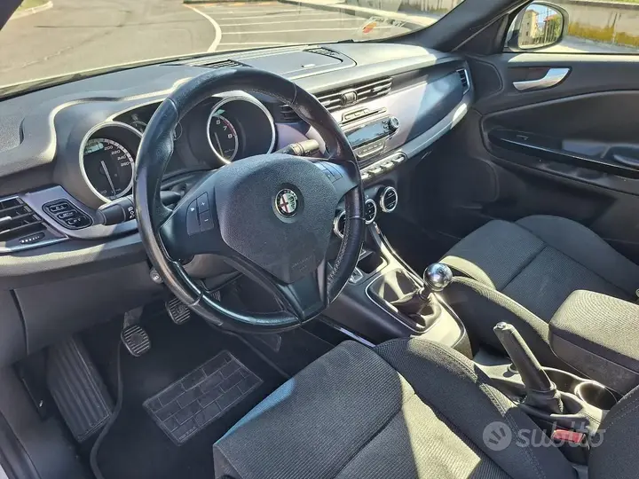 Alfa Romeo Giulietta 2012 photo 4