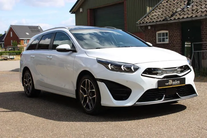 Kia Ceed Sportswagon 2023 photo 2