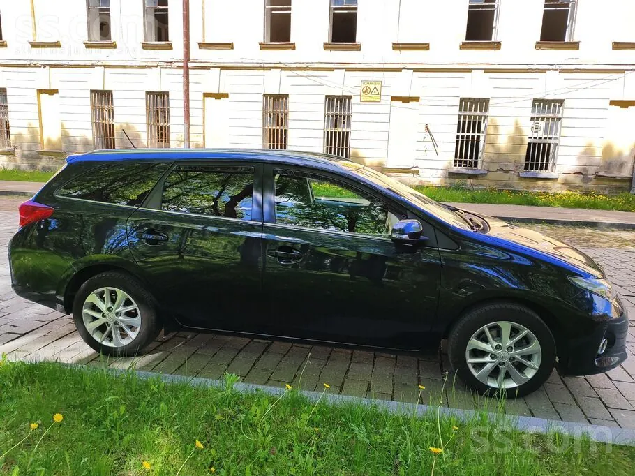 Toyota Auris 2013 photo 2