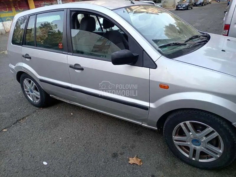 Ford Fusion 2002 photo 2