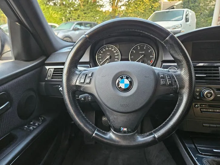 BMW 3 Series 2011 photo 2