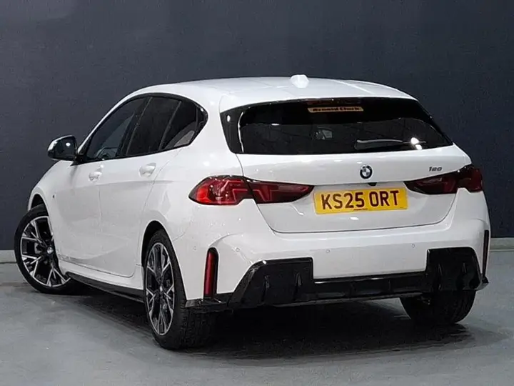 BMW 1 Series 2025 photo 2