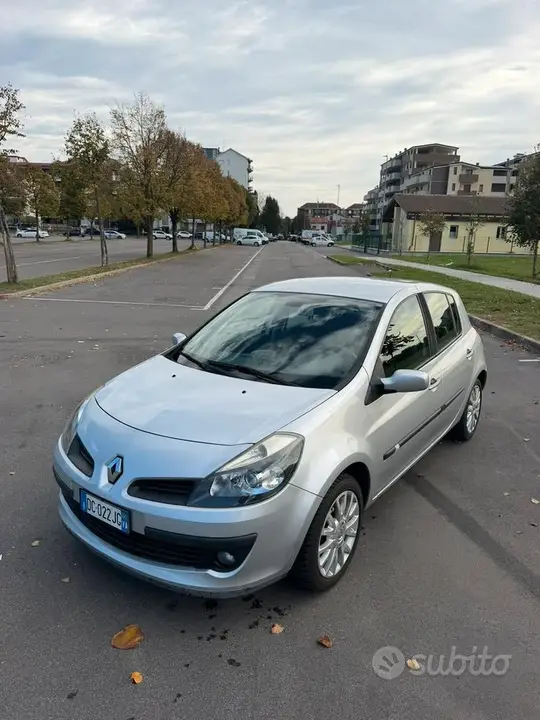 Renault Clio 2006 photo 2