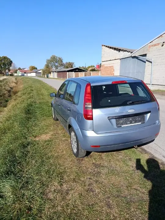 Ford Fiesta 2004 photo 2