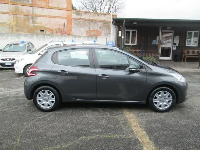 Peugeot 208 2012 photo 2