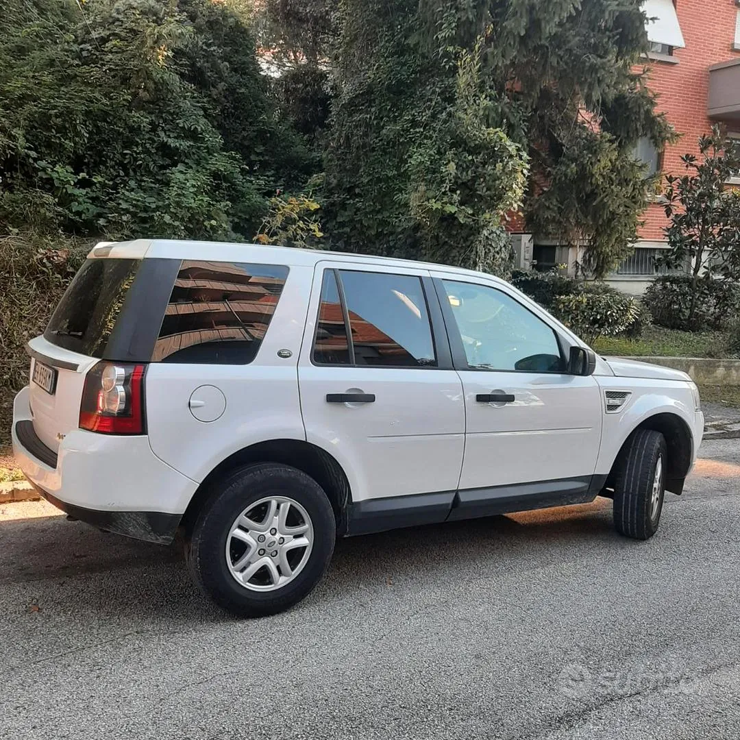 Land Rover Freelander 2011 photo 3
