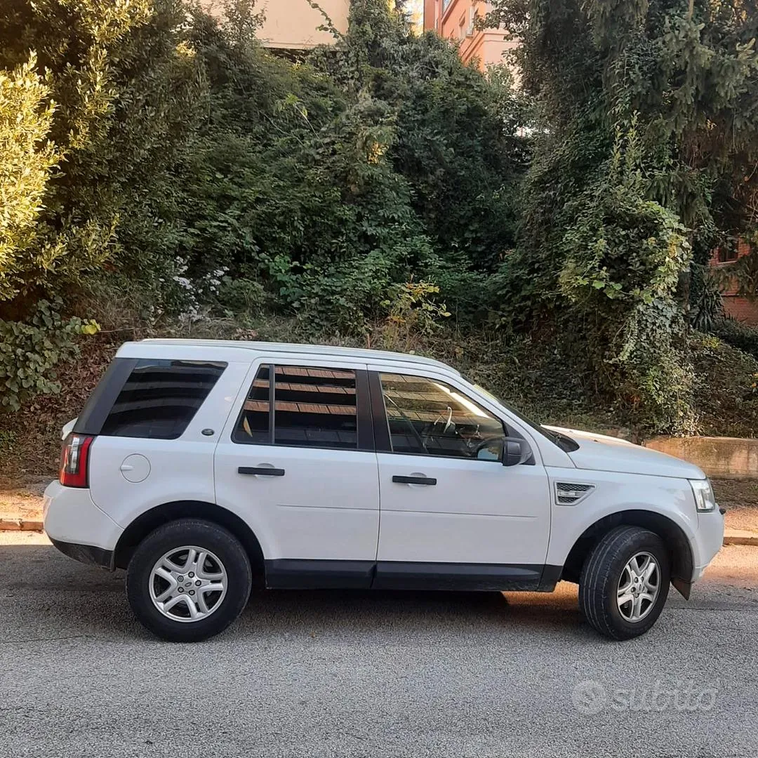 Land Rover Freelander 2011 photo 2