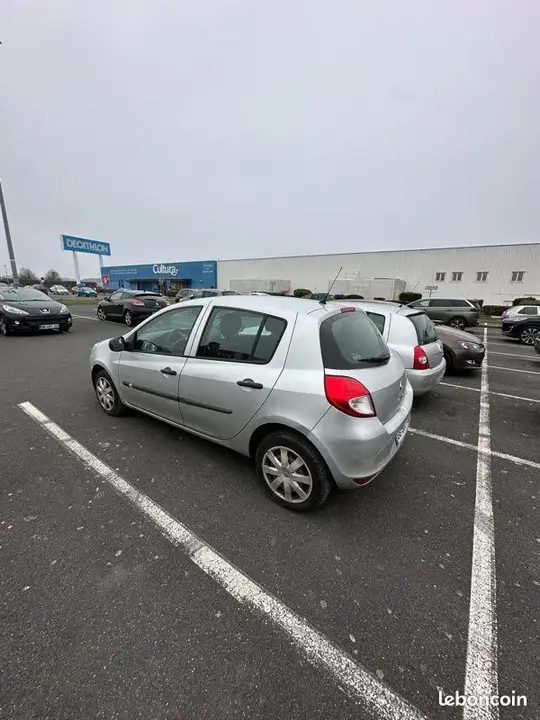 Renault Clio 2011 photo 2