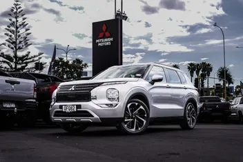 Mitsubishi Outlander 2023 photo 2