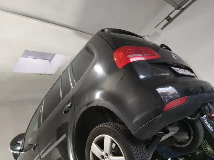 Volkswagen Touran 2012 photo 2