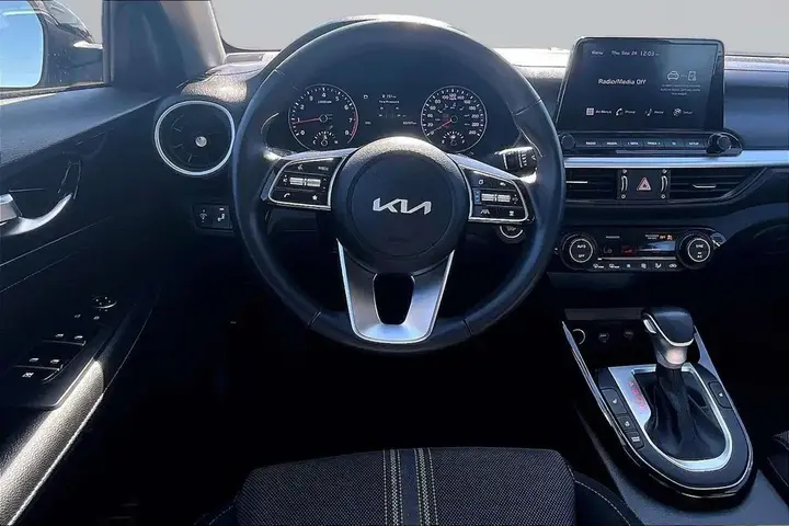 Kia Forte 2023 photo 3