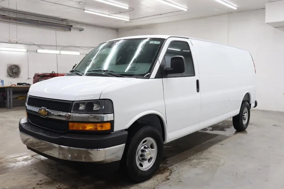 Chevrolet Express 3500 2026 photo 3