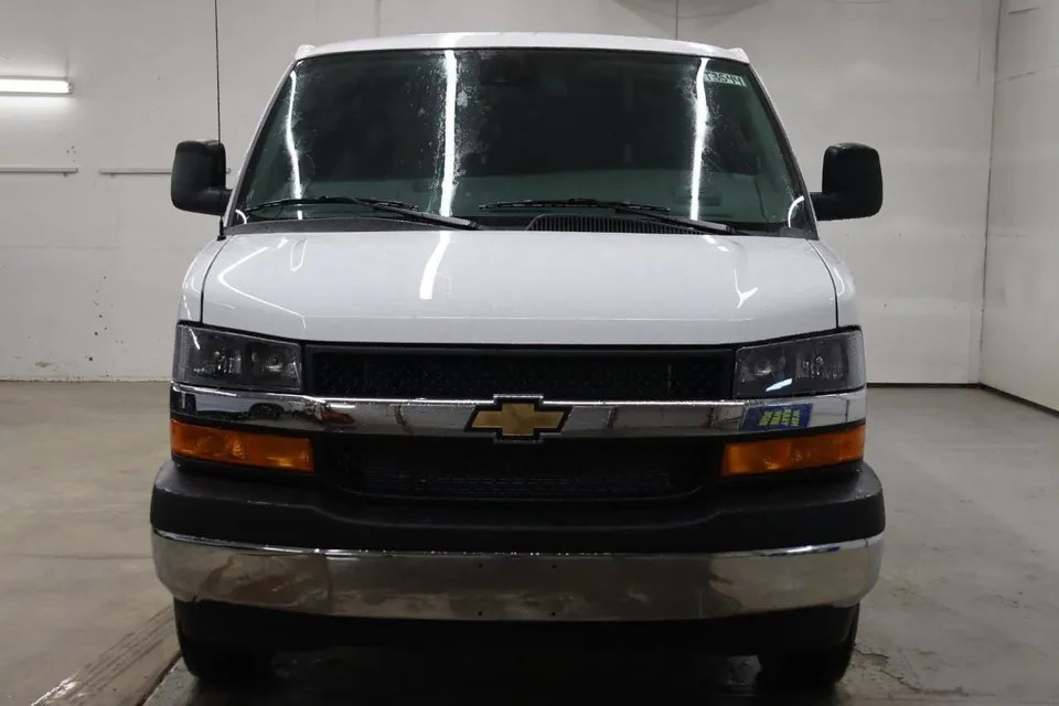 Chevrolet Express 3500 2026 photo 2