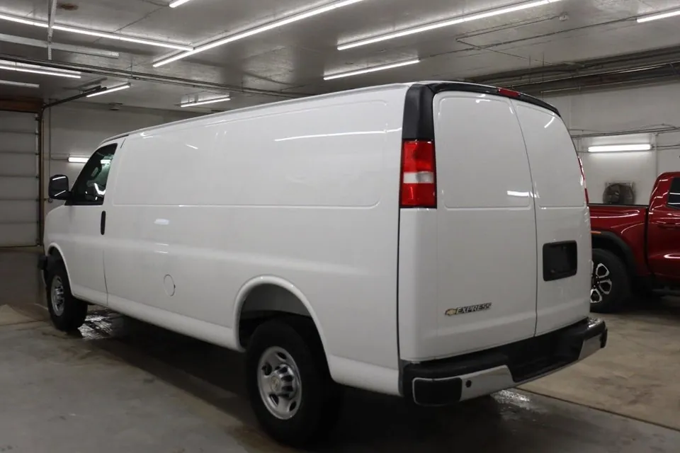 Chevrolet Express 3500 2026 photo 4
