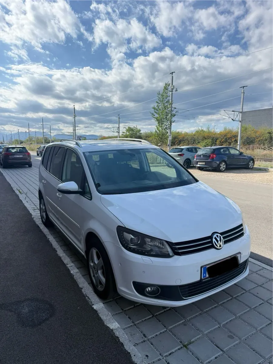 Volkswagen Touran 2012 photo 2