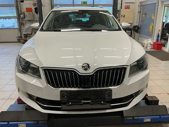Skoda Superb 2016 photo 2
