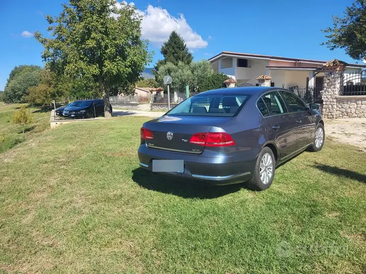Volkswagen Passat 2011 photo 2