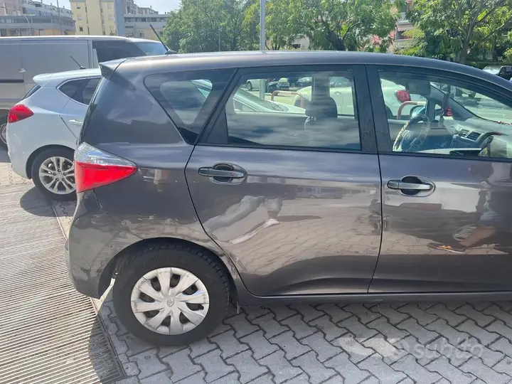 Toyota Verso-S 2012 photo 2