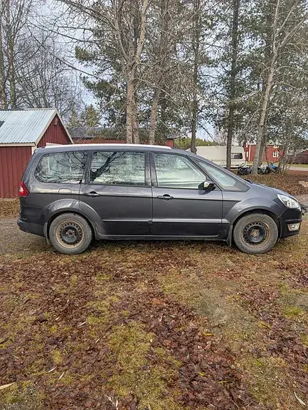 Ford Galaxy 2011 photo 4