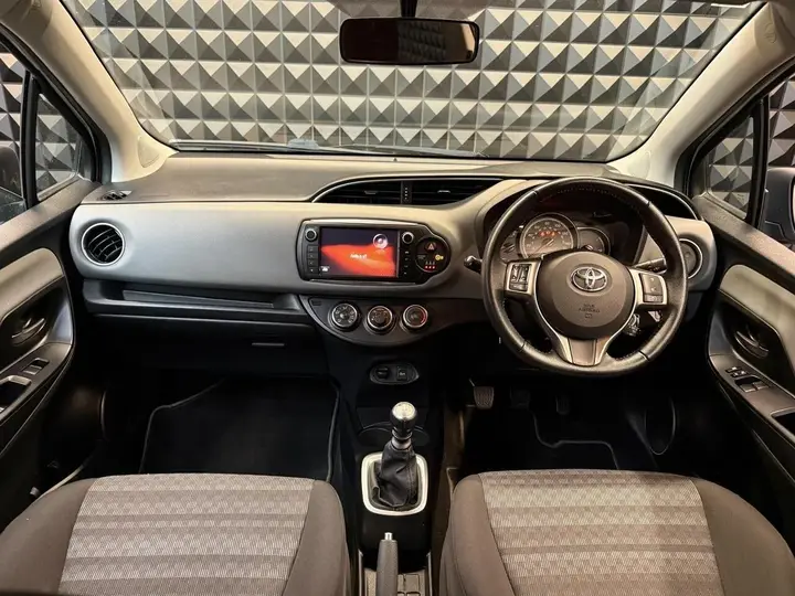 Toyota Yaris 2017 photo 2