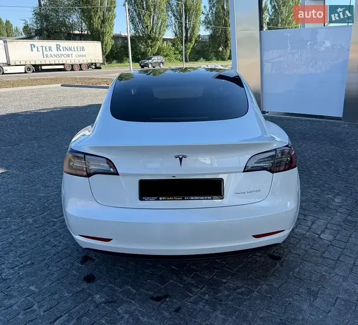 Tesla Model 3 2021 photo 2