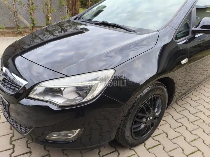 Opel Astra J 2011 photo 4