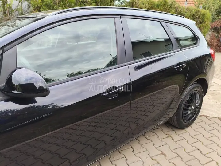 Opel Astra J 2011 photo 5
