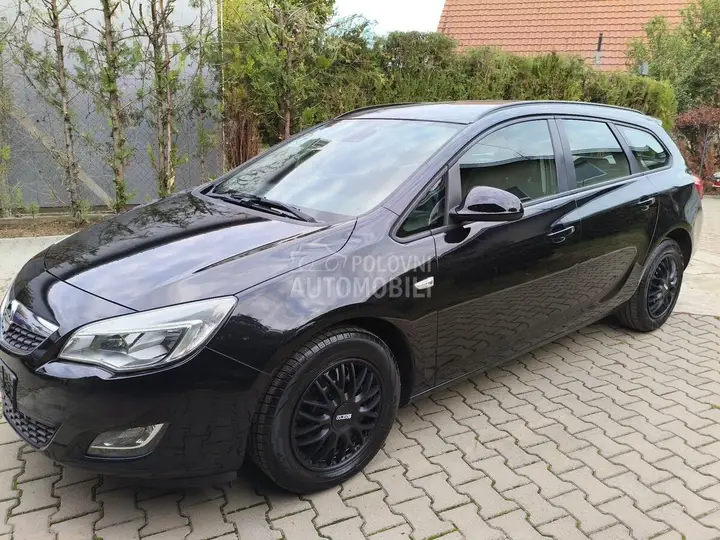 Opel Astra J 2011 photo 3