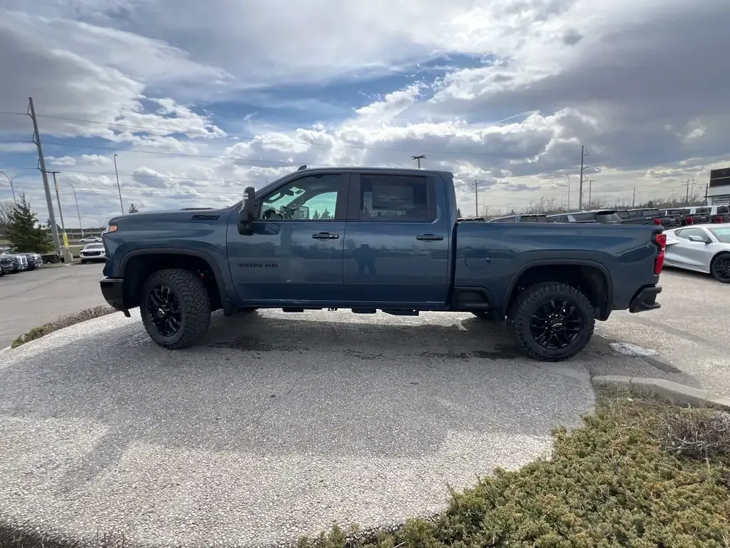 Chevrolet Silverado 3500 2026 photo 2