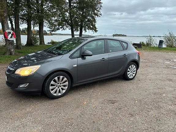 Opel Astra 2010 photo 2