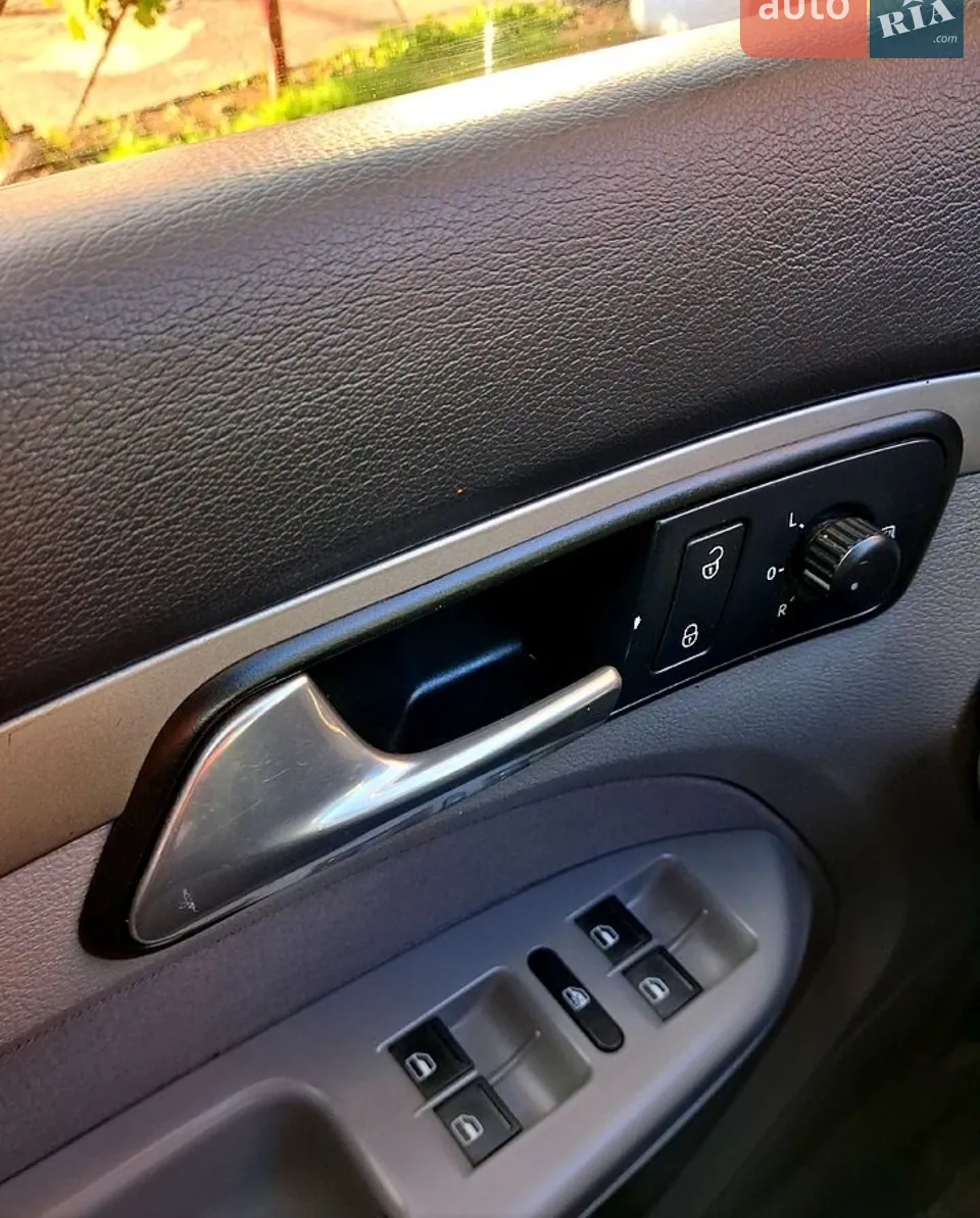 Volkswagen Touran 2008 photo 4