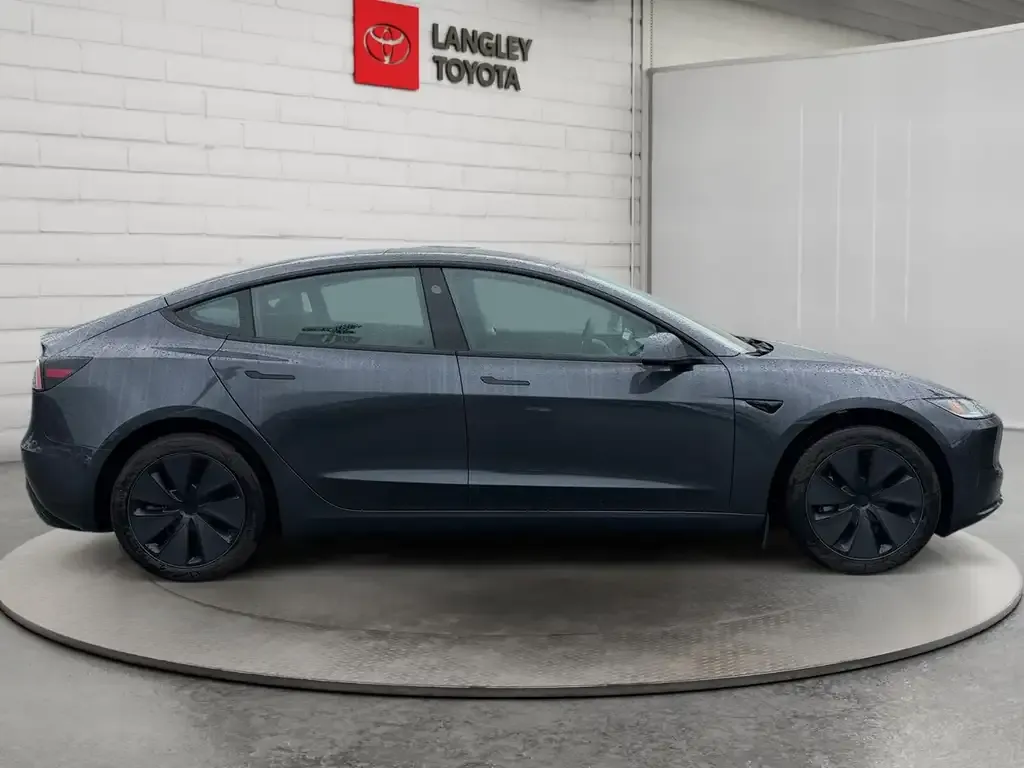 Tesla Model 3 2026 photo 4