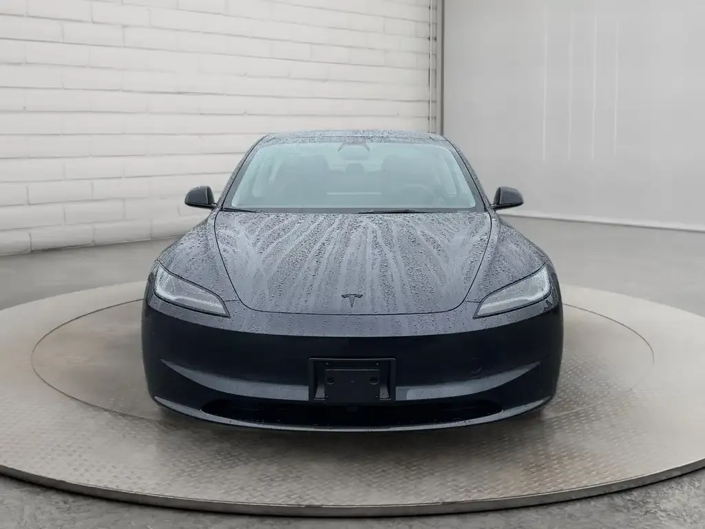 Tesla Model 3 2026 photo 2