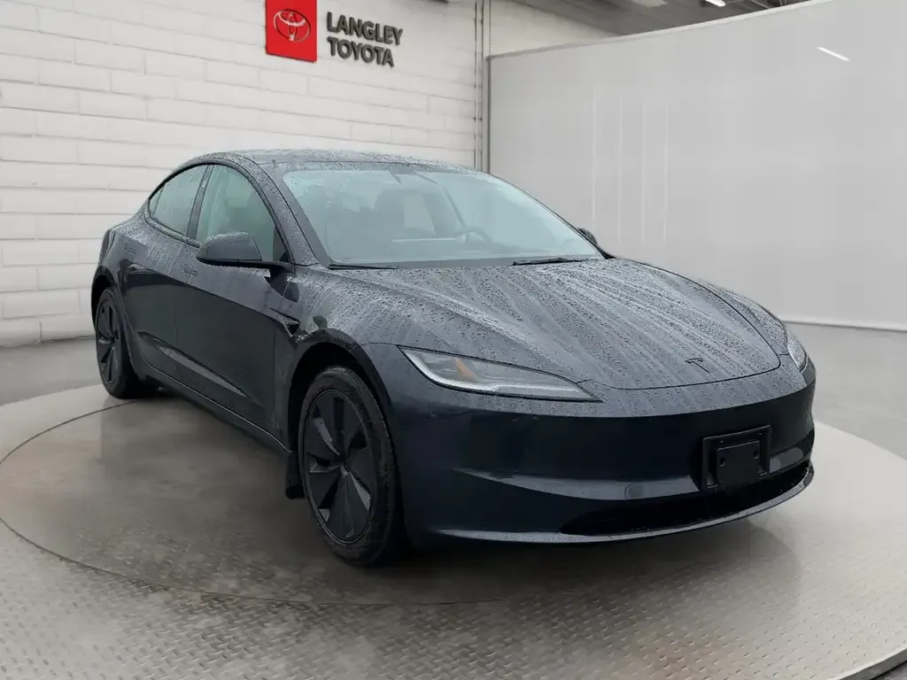 Tesla Model 3 2026 photo 3